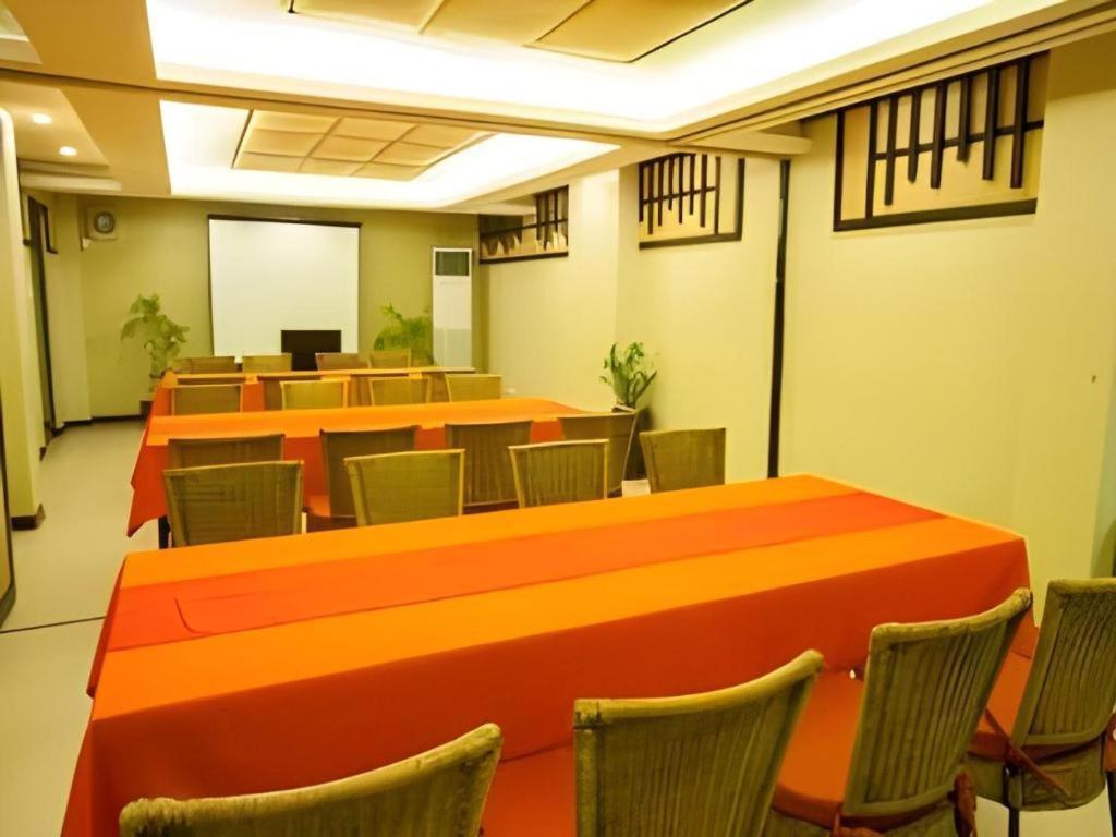 L Square Hotel Tarlac City Exteriör bild