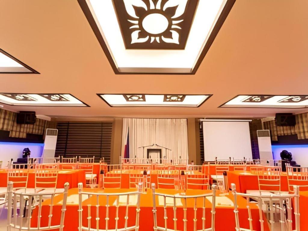 L Square Hotel Tarlac City Exteriör bild