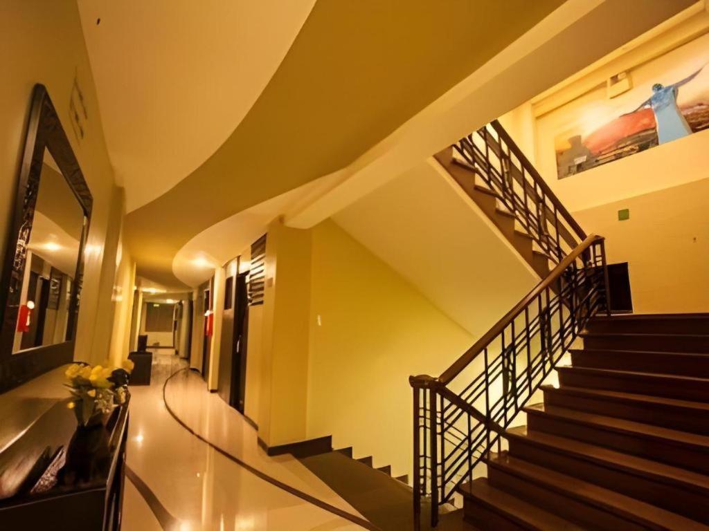 L Square Hotel Tarlac City Exteriör bild