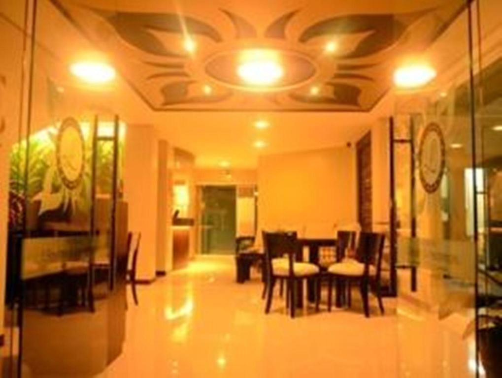 L Square Hotel Tarlac City Exteriör bild